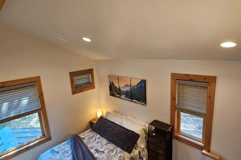 Beautiful Riverfront Near Mt Bachelor With Hot Tub Bend Exterior photo