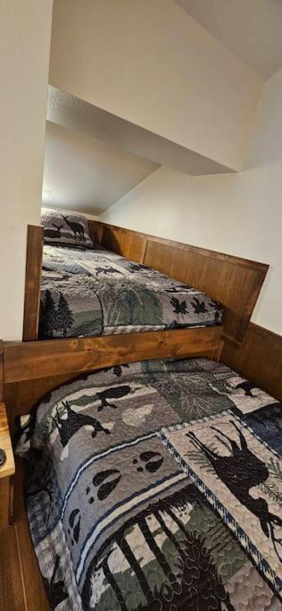 Beautiful Riverfront Near Mt Bachelor With Hot Tub Bend Exterior photo
