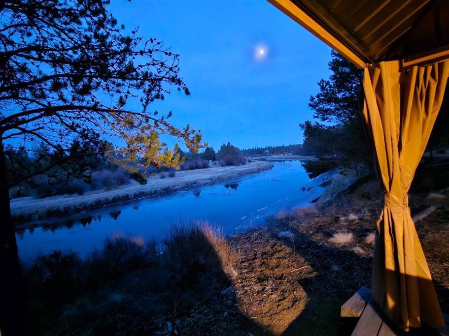 Beautiful Riverfront Near Mt Bachelor With Hot Tub Bend Exterior photo