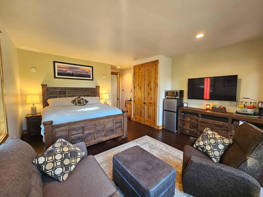 Beautiful Riverfront Near Mt Bachelor With Hot Tub Bend Exterior photo