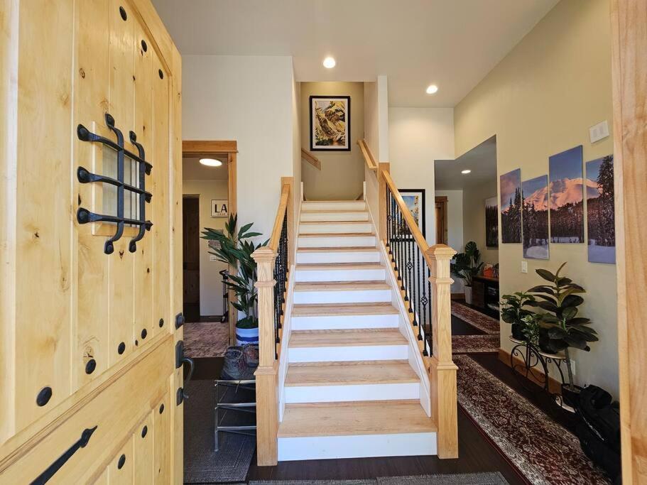 Beautiful Riverfront Near Mt Bachelor With Hot Tub Bend Exterior photo