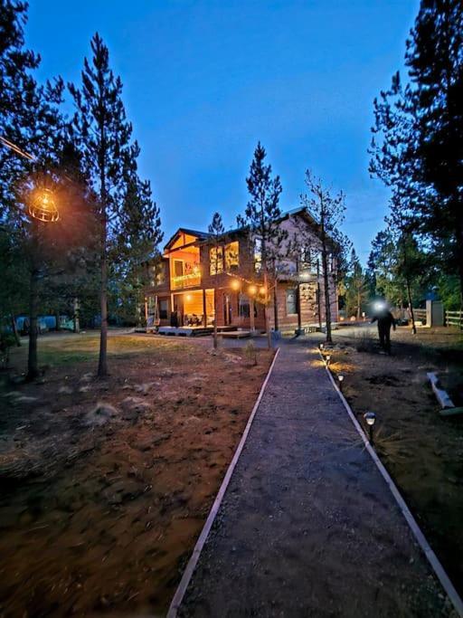 Beautiful Riverfront Near Mt Bachelor With Hot Tub Bend Exterior photo
