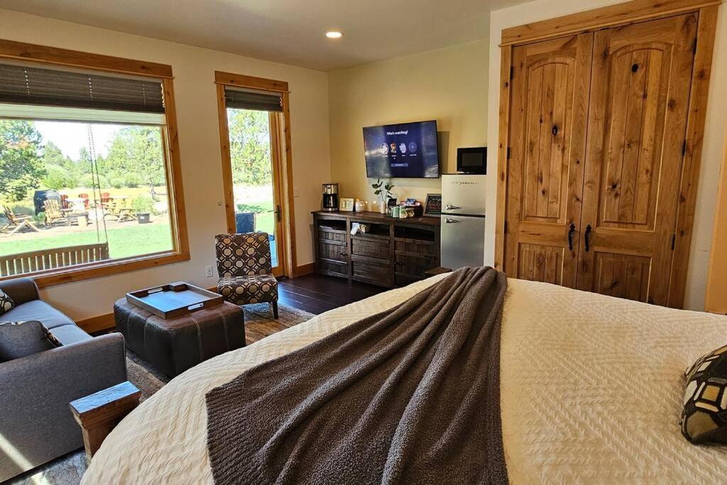 Beautiful Riverfront Near Mt Bachelor With Hot Tub Bend Exterior photo