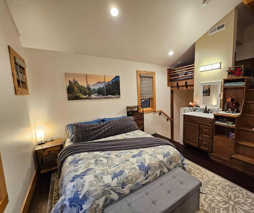 Beautiful Riverfront Near Mt Bachelor With Hot Tub Bend Exterior photo
