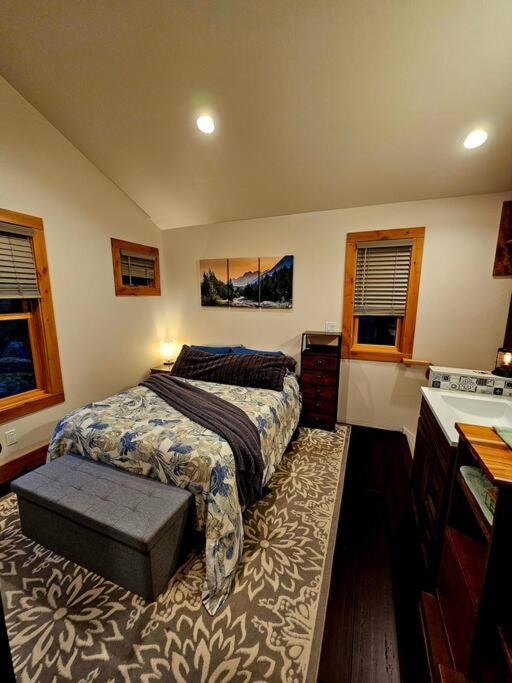 Beautiful Riverfront Near Mt Bachelor With Hot Tub Bend Exterior photo