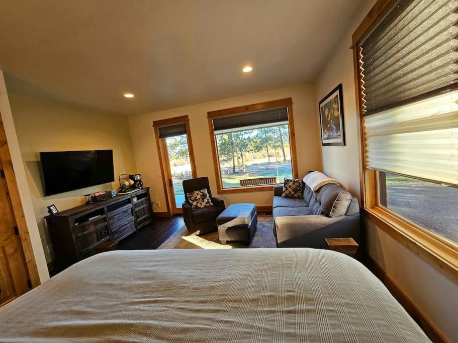 Beautiful Riverfront Near Mt Bachelor With Hot Tub Bend Exterior photo