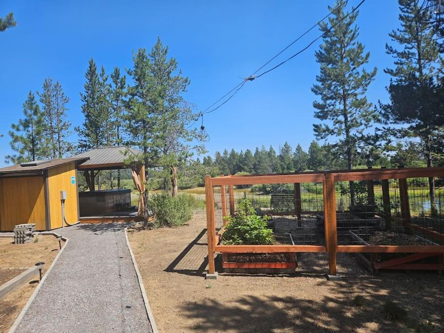 Beautiful Riverfront Near Mt Bachelor With Hot Tub Bend Exterior photo