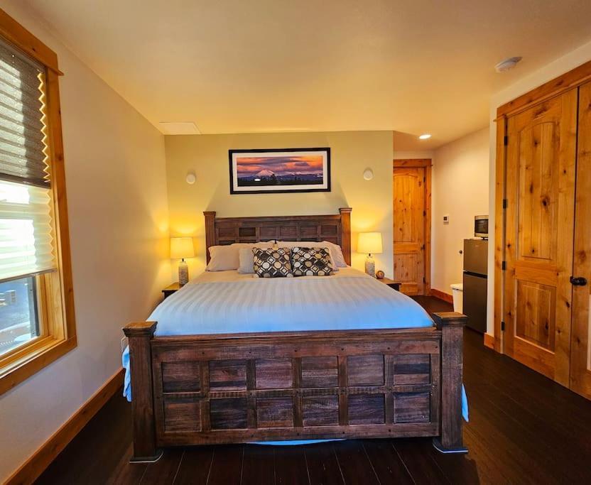 Beautiful Riverfront Near Mt Bachelor With Hot Tub Bend Exterior photo