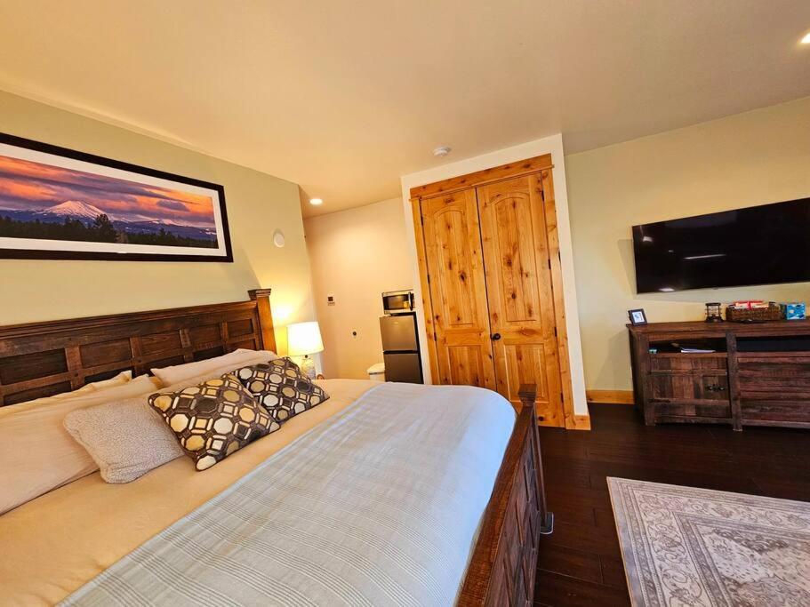 Beautiful Riverfront Near Mt Bachelor With Hot Tub Bend Exterior photo