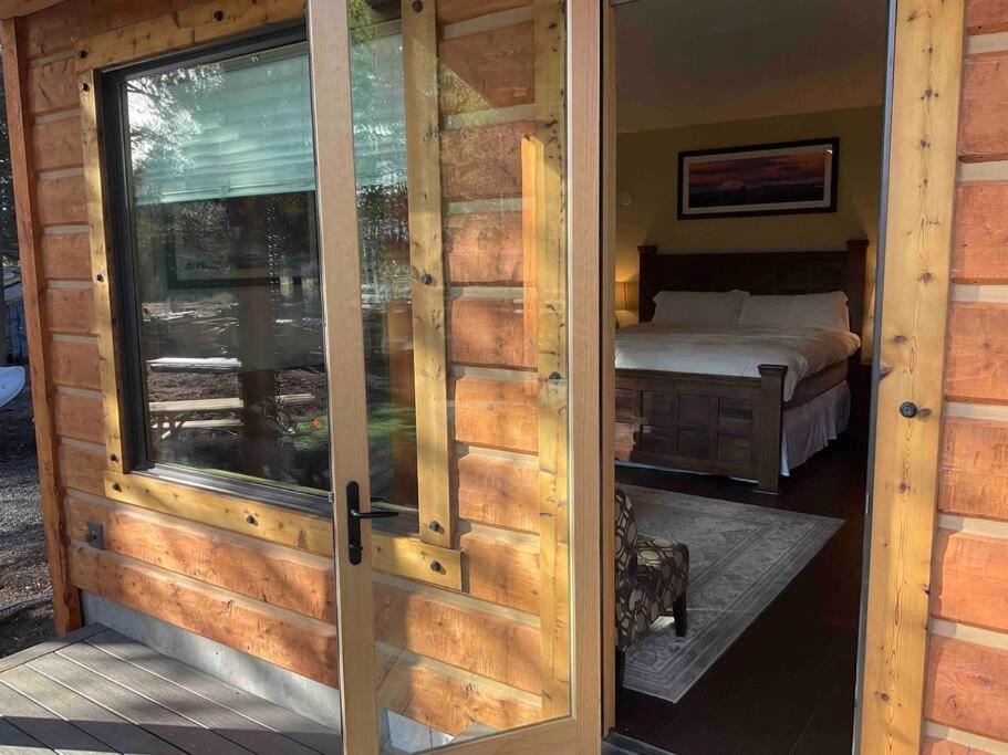 Beautiful Riverfront Near Mt Bachelor With Hot Tub Bend Exterior photo