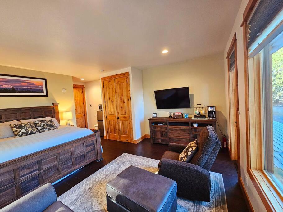 Beautiful Riverfront Near Mt Bachelor With Hot Tub Bend Exterior photo