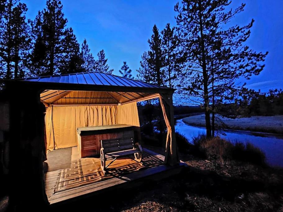 Beautiful Riverfront Near Mt Bachelor With Hot Tub Bend Exterior photo